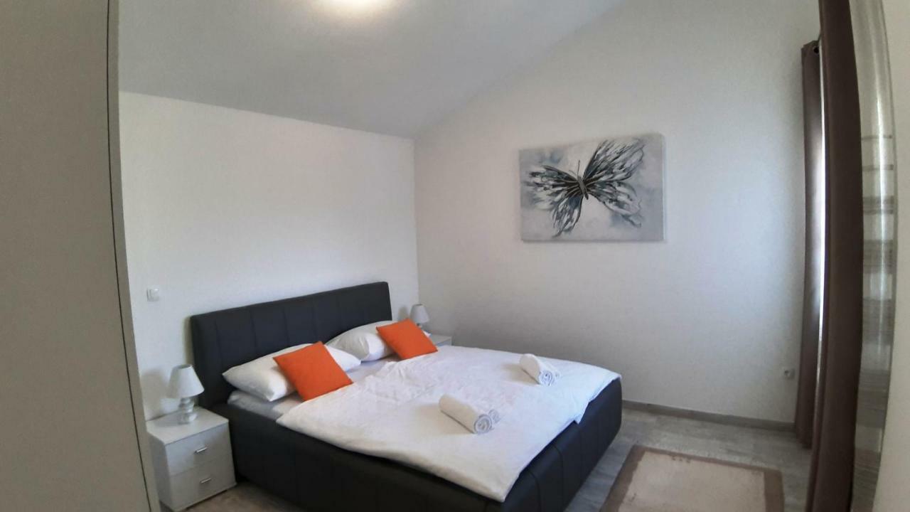 Relax Apartment Starigrad Paklenica Bagian luar foto