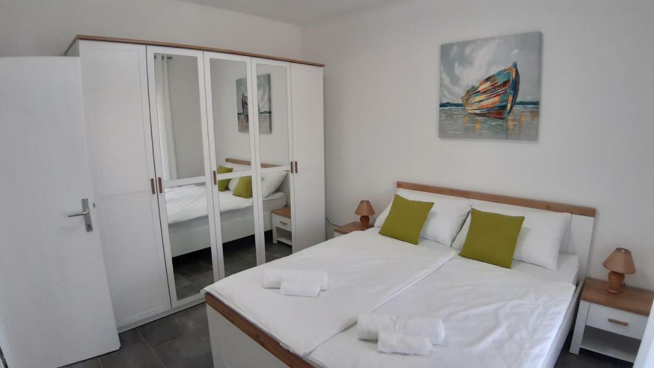 Relax Apartment Starigrad Paklenica Bagian luar foto