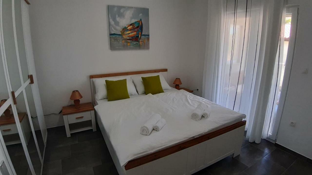 Relax Apartment Starigrad Paklenica Bagian luar foto